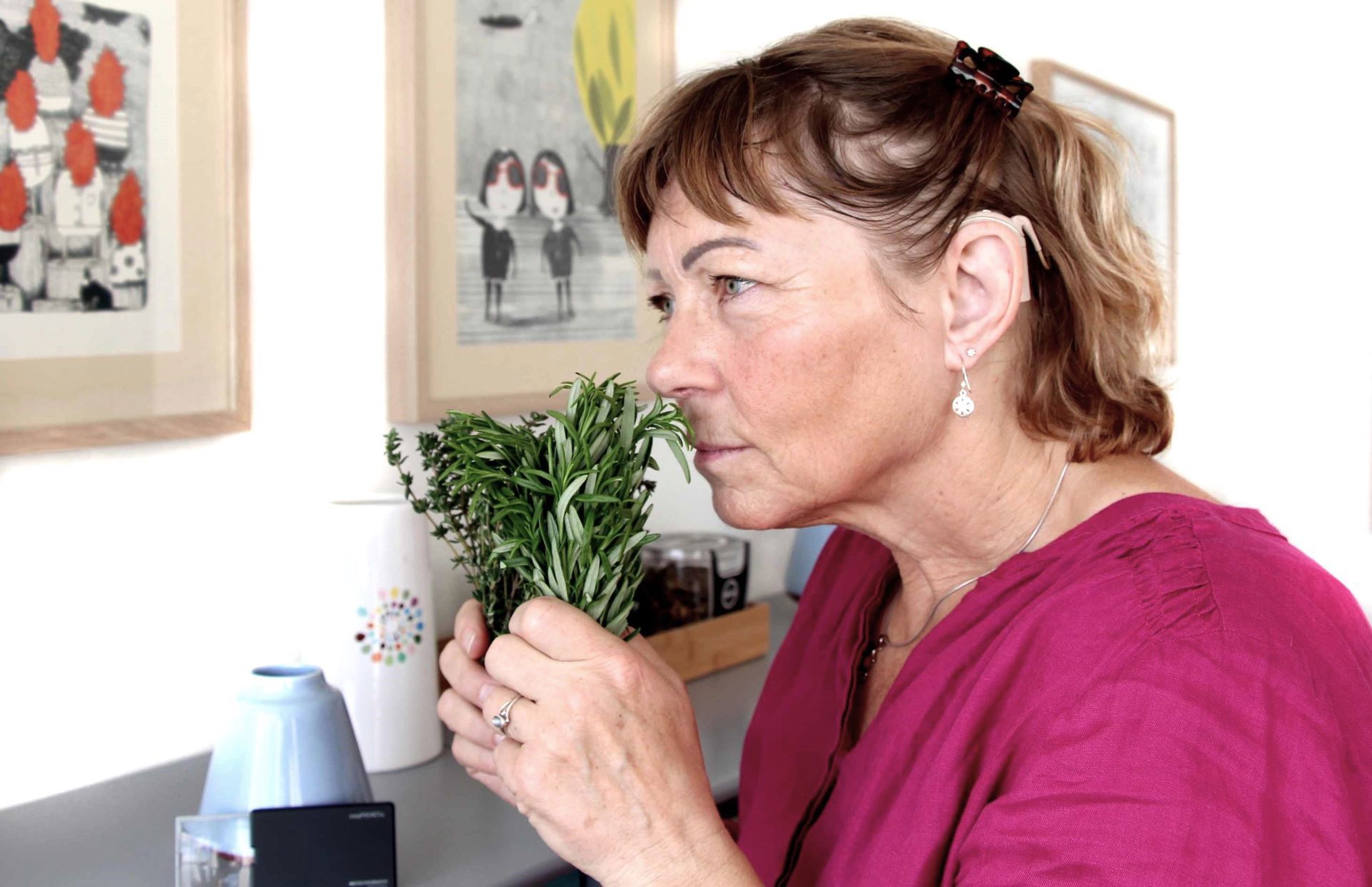 Døvblind kvinde dufter til krydderurter