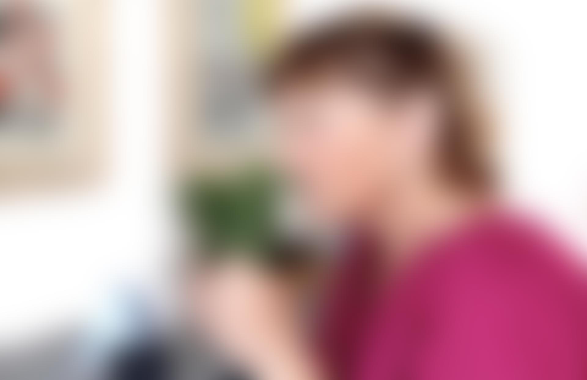 Døvblind kvinde dufter til krydderurter