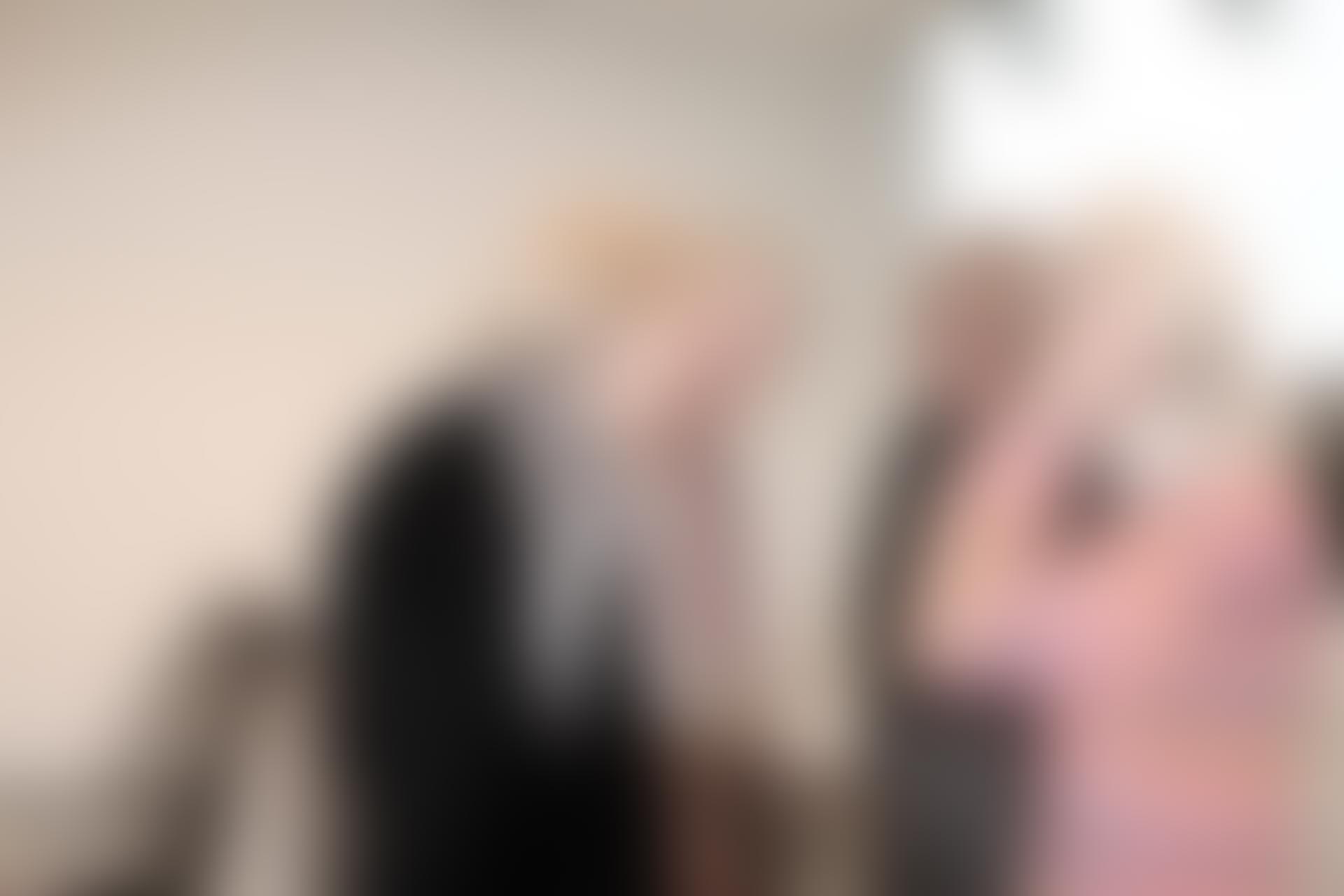 Fire kvinder snakker sammen og lytter intenst