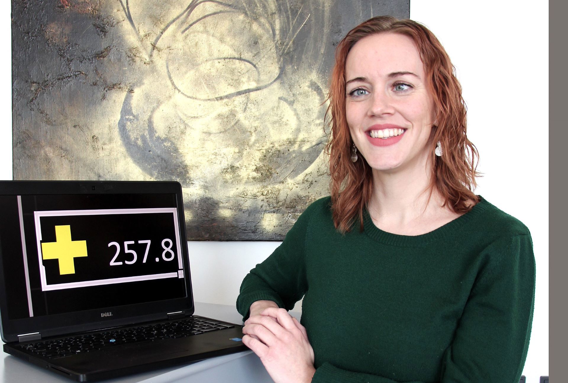 Døvblind kvinde med pc med zoomtekst