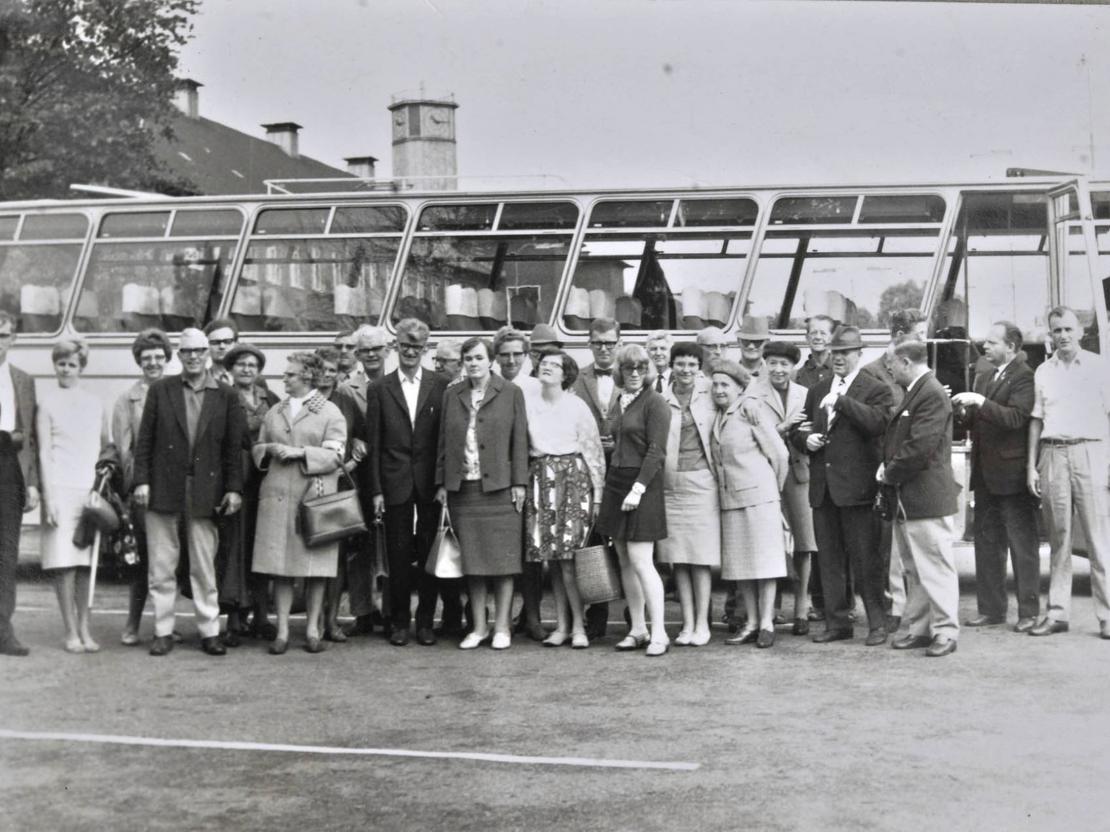 Sorthvid foto af døvblinde på vej på bustur i 1967