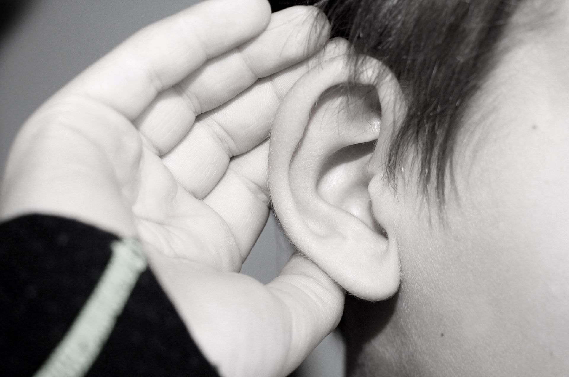 Barn lytter med hånden bag øret