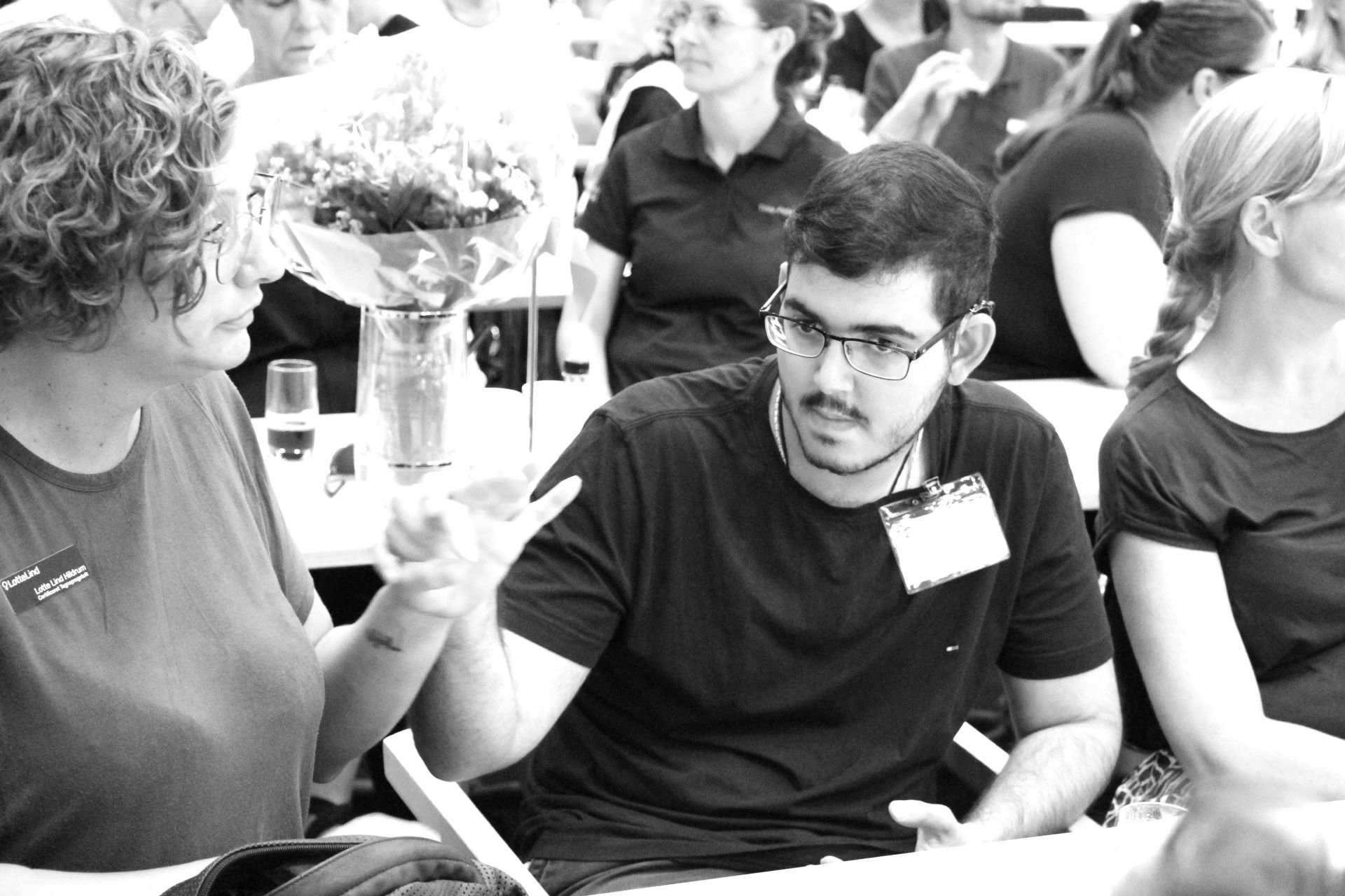 Ung mand får taktil tegnsprogstolkning på landsmøde