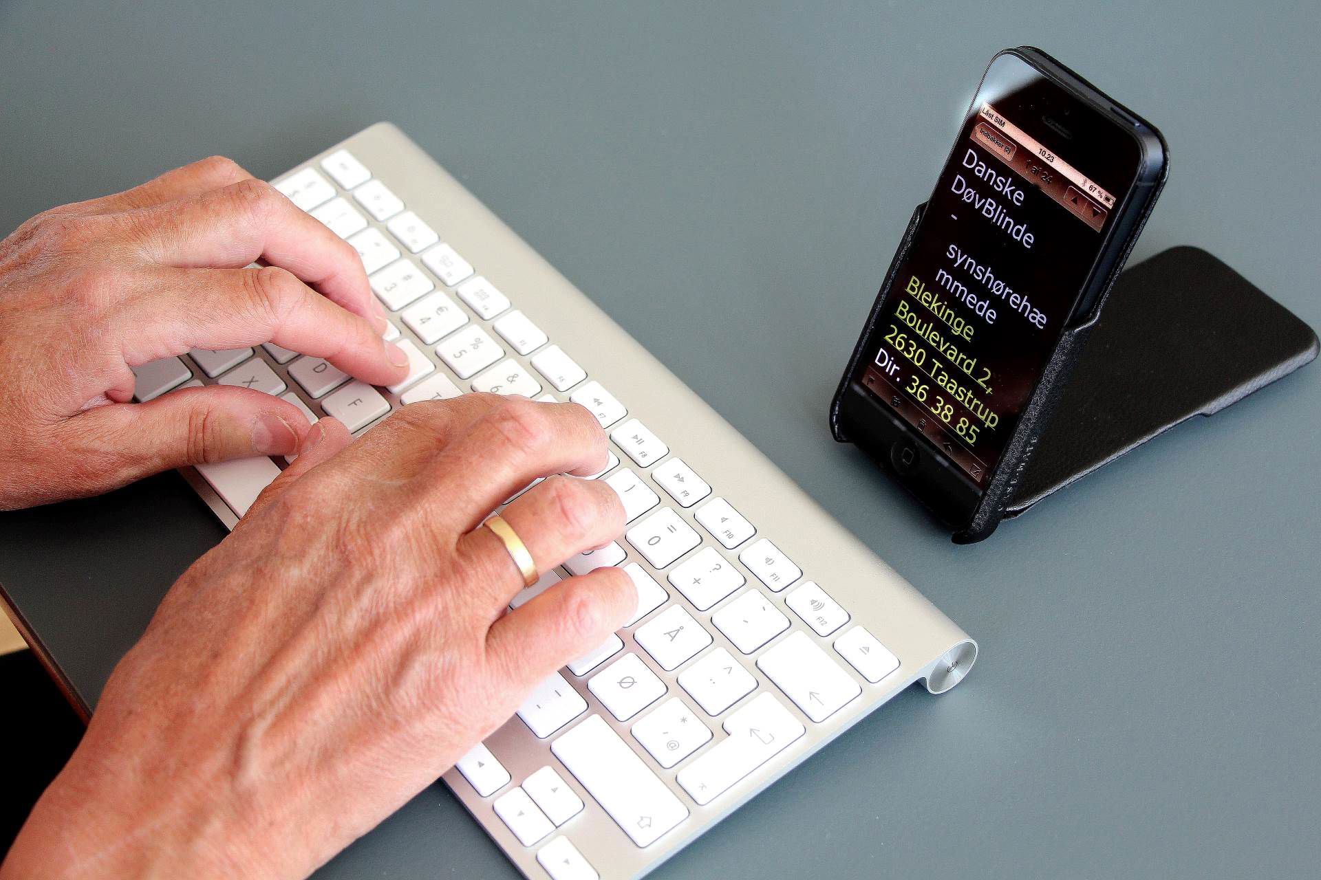 Døvblind aflæser mobiltelefon ved hjælp af trådløst punktudstyr