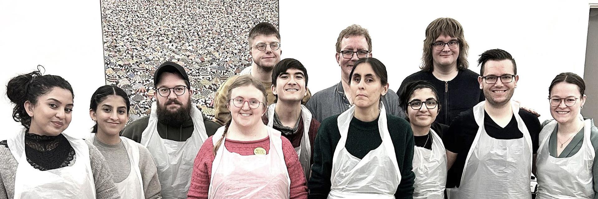 Unge samlet for at lave fyldte chokolader på hyggeweekend