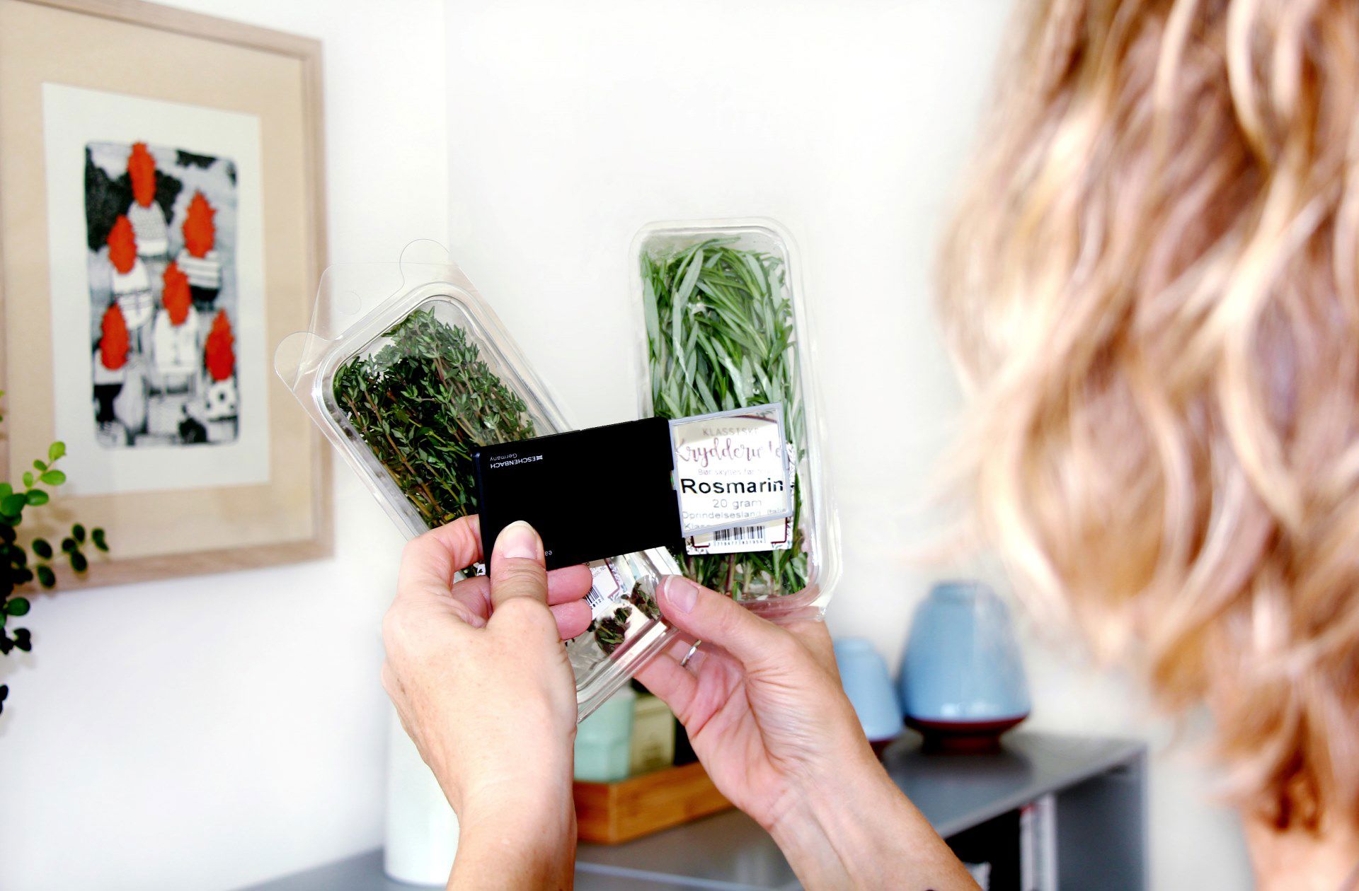 Kvinde aflæser label med lup