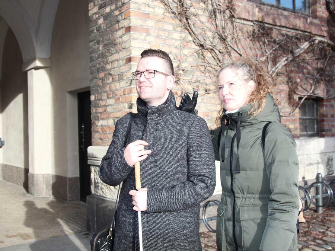Haptiske signaler laves på skulderen af en døvblind, mens kontaktpersonen samtidig synsbeskriver