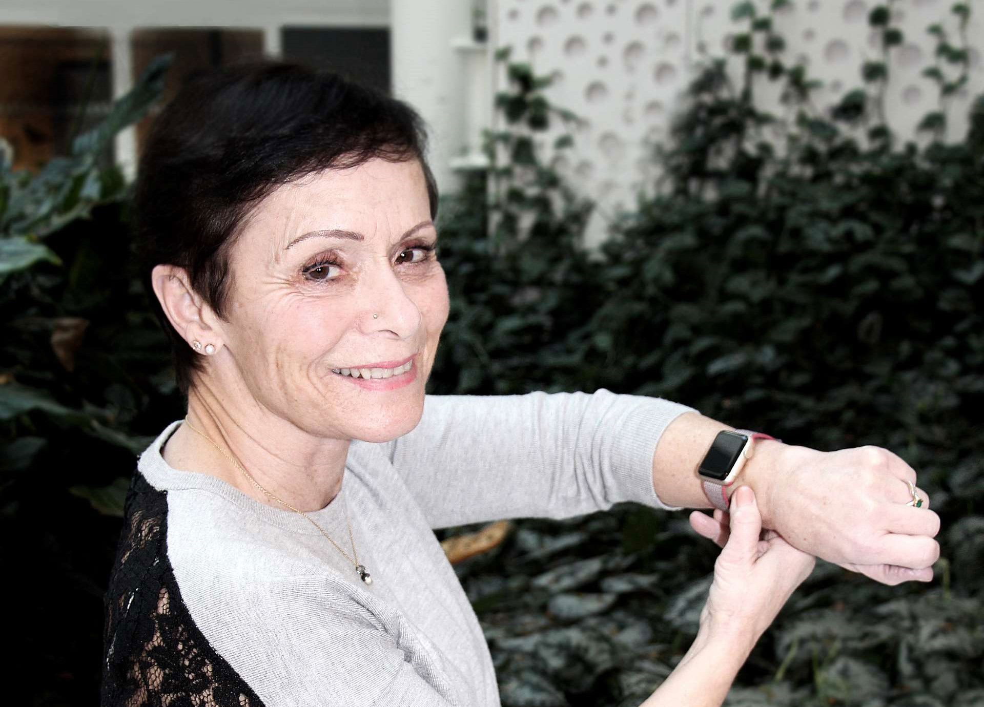 Døvblind kvinde viser sit smartwatch