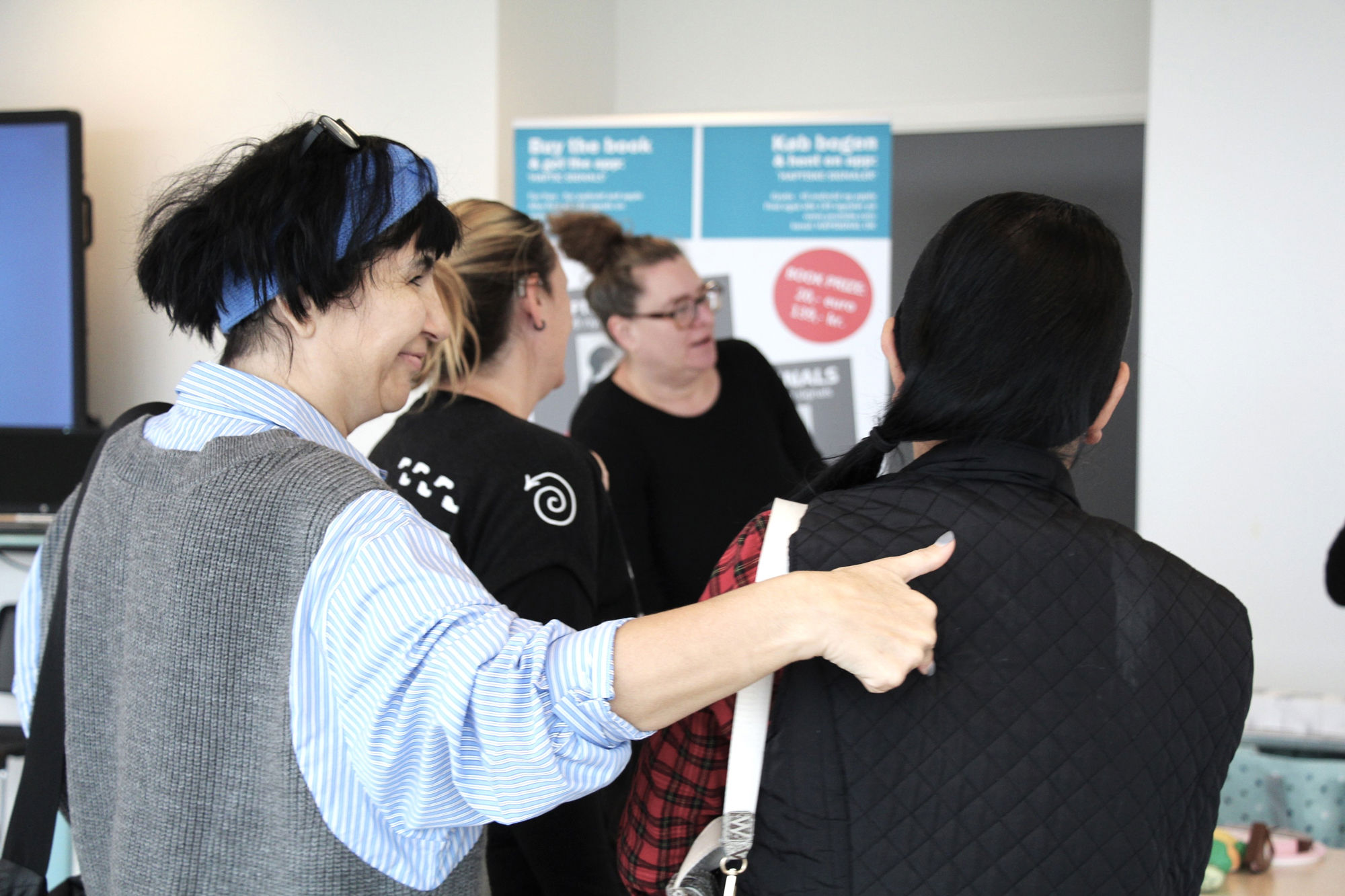 Kontaktperson laver haptiske signaler på ryggen af døvblind